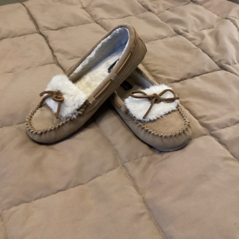 Women’s Clarks Leather Moccasin Slippers sz 9 color cinnamon